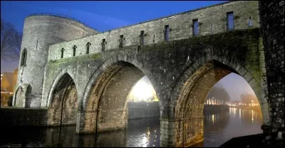 Dans quelle ville peut-on voir le pont des Trous ?