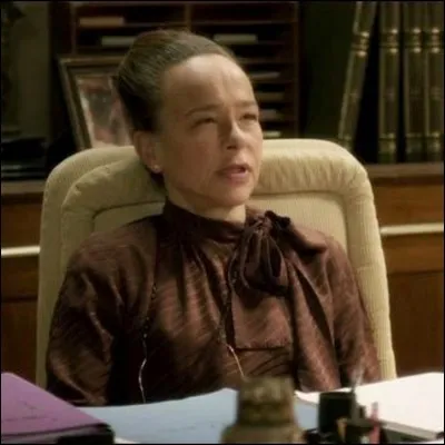 Quel est le nom de l'horrible directrice de son lycée ?