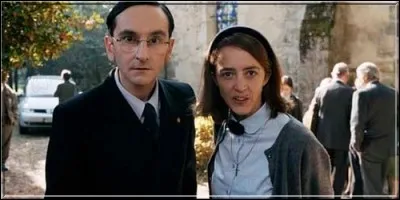 Quel est le titre de ce film dans lequel Charlotte de Turckheim se moque allègrement de la vieille noblesse désargentée ?