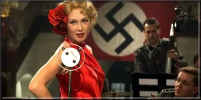 Quel est le titre de ce film dans lequel un officier allemand nazi et une r&eacute;sistante juive tombent amoureux ?