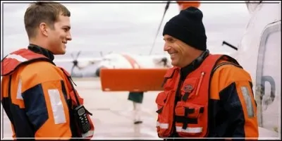 Dans quel film Kevin Costner est-il un sauveteur en mer ?