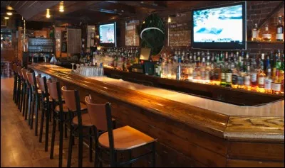 Dans quelle ville pourrez-vous aller dans un bar nommé "Le Bar'r" ?