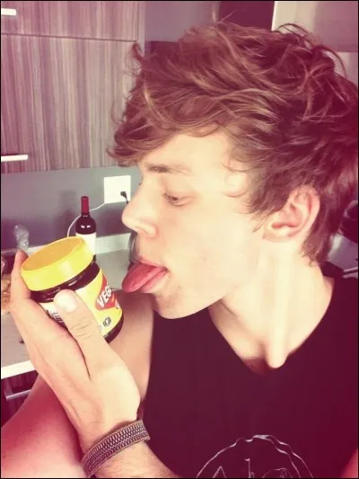 De quoi Ashton a-t-il peur ?