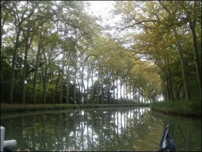 Petite balade sur le canal du Midi. Combien de kilom&egrave;tres parcourt-il ?