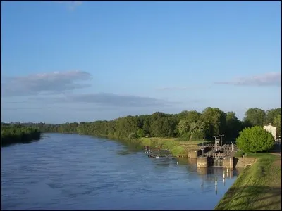 Le canal de la Garonne, reliant Toulouse &agrave; Castets-en-Dorthe pr&egrave;s de Bordeaux, a pour nom officiel :