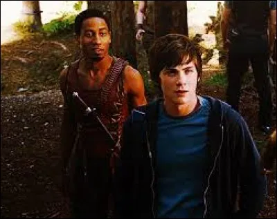 Où est Percy lorsque Grover le retrouve pour l'emmener au camp ?