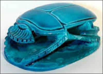 De quel pays Snameloc a-t-il ramené un scarabée bleu porte-bonheur ?