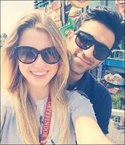 De qui est-elle accompagnée sur la photo ?