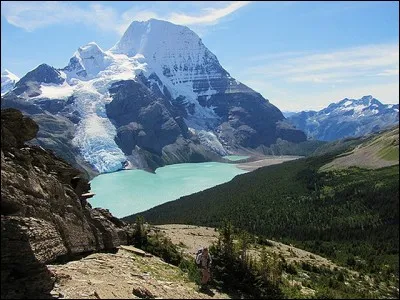 Quelle montagne est le point culminant des rocheuses canadiennes ?