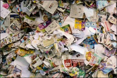 De quelle couleur est la poubelle dans laquelle on jette le papier ?