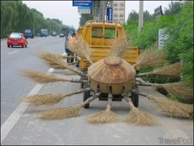 Dans quel sport peut-on apercevoir des voitures-balais ?