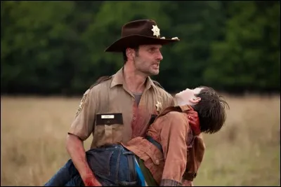 Qui est allé chercher les médicaments après que Carl ait pris une balle perdue ?