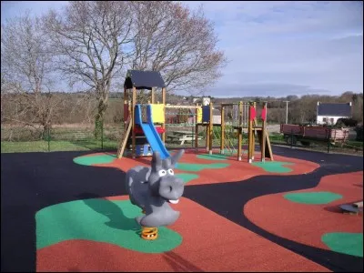 Cet enfant veut aller à l'___ de jeux.