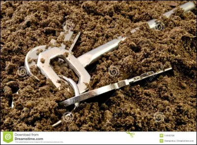 En rentrant chez toi, tu remarques que tu as perdu tes clés.