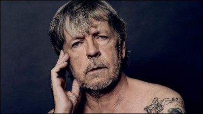 Qui Renaud embrasse-t-il ?