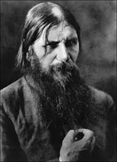 "R" comme "Raspoutine". Autant mystique qu'intrigant, cet homme était connu en tant que guérisseur et devin. Il fut notamment un membre influent au sein de l'entourage d'un monarque russe. Duquel s'agit-il ?