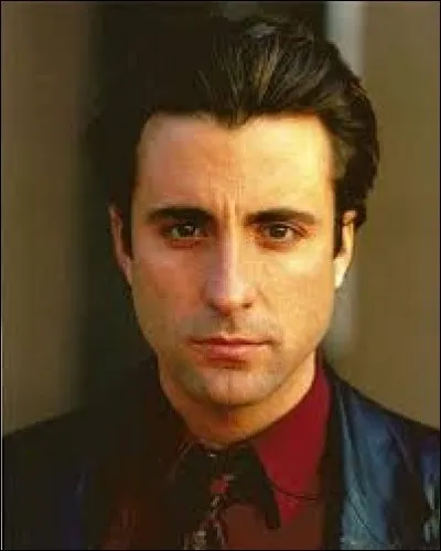 Trouvez les initiales de cette personne et ensuite ce qu'elles peuvent désigner.