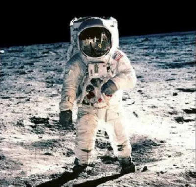 La photo devrait te permettre de faire "un grand pas" vers le nom de ce personnage !