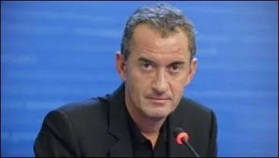 Trouvez les initiales de cette personne et ensuite ce qu'elles peuvent désigner.