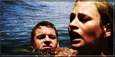 Ce film raconte l'histoire d'une incroyable maladresse : un groupe d'amis plonge dans l'eau en oubliant de descendre l'échelle qui leur permettrait de remonter dans leur yacht de luxe. Les voilà désespérément bloqués en bas, en plein milieu de l'océan... C'est dans :