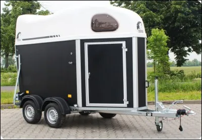 Comment appelle-t-on la chose qui sert à transporter le cheval ?