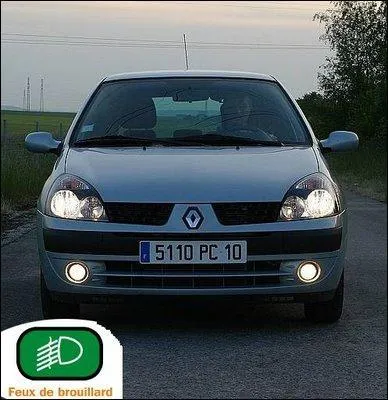 De nuit, par temps clair et hors agglomration, je circule sur une route sinueuse avec les feux avant de brouillard en complment des phares.