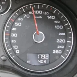 Je suis sur autoroute sur la voie la plus  gauche et je roule  82 km/h