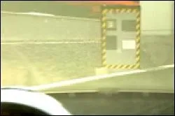 J'aperois au loin un radar automatique et freine pour diminuer ma vitesse.