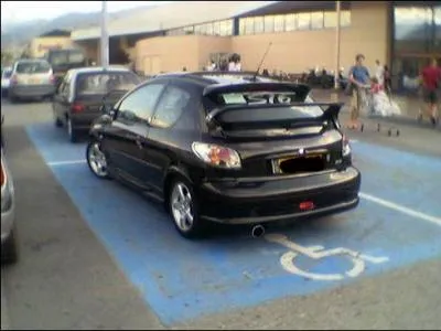 J'ai une jambe casse, il n'y a pas de place de stationnement dans la rue, je vais donc me garer sur une place rserve personnes handicaps.