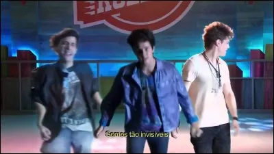 Comment s'appelle le groupe des trois garçons ?