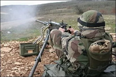 Avec ce règlement sur les munitions, ils nous en perdent et le chef-mitrailleur a décidé d'épuiser ses douilles dans un crapaud.