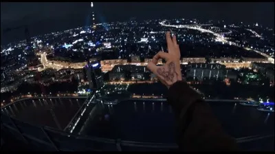 Lors du final, lorsque Henry se redonne du tonus en s'injectant de l'adrénaline, résonne l'entrainant tube de Queen :