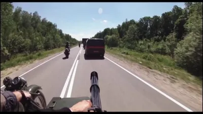 Lors de la poursuite motorisée, Henry se retrouve passager :