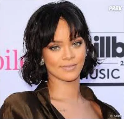 Comment est souvent surnommée la chanteuse Rihanna ?