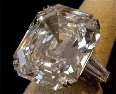 Restons dans le domaine de la joaillerie avec ce célèbre énorme diamant que même la Princesse Margaret d'Angleterre a souhaité essayer... pour voir l'effet ! A quel prénom est-il associé ?