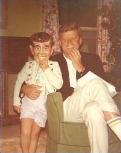 Voici une amusante et étonnante photo de famille du Président Kennedy. Avec qui est-il ?