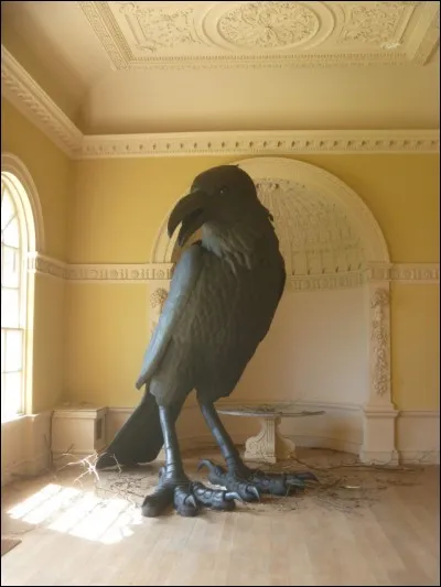 Cette oeuvre monumentale est titrée "Scavenger" (en VF Nécrophage) et a été créée par Gary McCann. A qui aurait-on pu l'offrir sans faire de réelle faute de goût ?