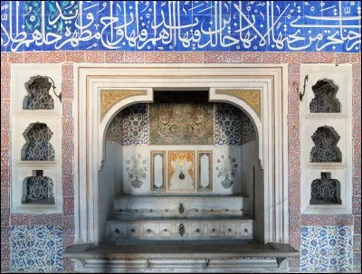 Ceci est une vue de la chambre de la Reine mère du Palais de Topkapi à Istamboul, aujourd'hui musée et qui abritait auparavant le Sultan. A quoi sert la fontaine ici présente ?
