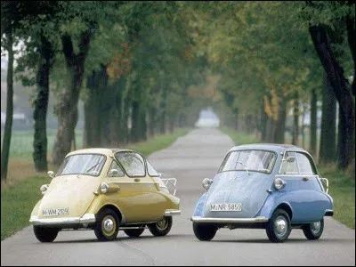 Cette adorable petite voiture est l'Isetta, qui fut produite de 1953 à 1962 par la firme italienne Iso Rivolta. N'ayant qu'une porte sur le devant, en cas de choc, une issue de secours était prévue pour le conducteur et son passager. Laquelle ?