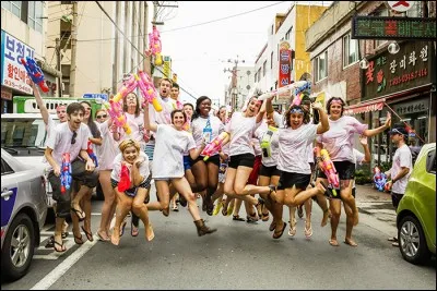 Complétez cette célèbre citation : "Plus on est de fous...".