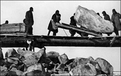 Quelle expression parle d'un travail éreintant ?