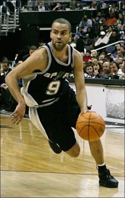 Dans quelle équipe de basket joue-t-il ?