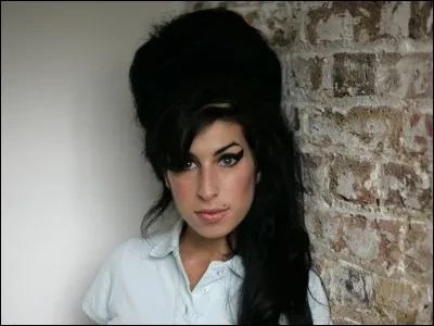 Pour son style capillaire, de quelle année Amy Winehouse s'est-elle inspirée ?