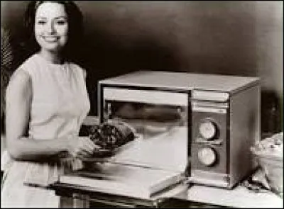 En quelle année fut fabriqué et commercialisé le premier four à micro-ondes ?