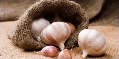 Quelles créatures fantastiques l'ail est-il censé repousser ?