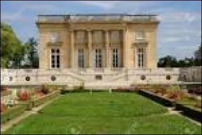 À qui Louis XV a-t-il offert le Petit Trianon ?
