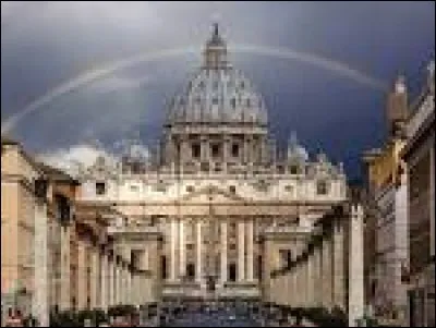 Que possède le Vatican en dehors de son État ?