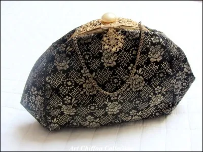 Le mot "réticule" peut avoir plusieurs sens. Est-il vrai qu'il désigne un sac au XIX ème et début XX è siècle, mais aussi une constellation.