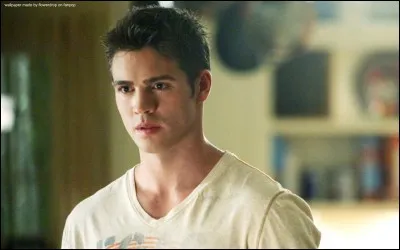 Qui est la toute première petite amie de Jeremy Gilbert dans la saison 1 ?