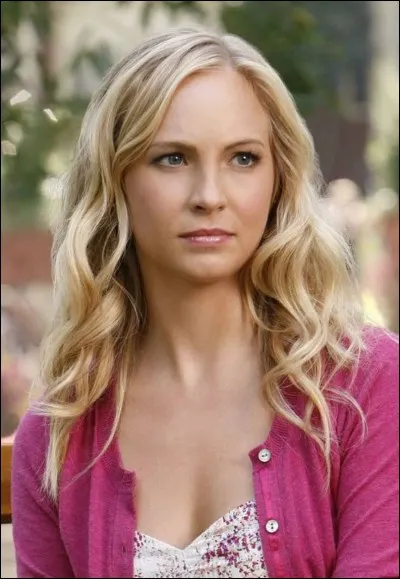 Qui transforme Caroline en vampire dans la saison 1 ?